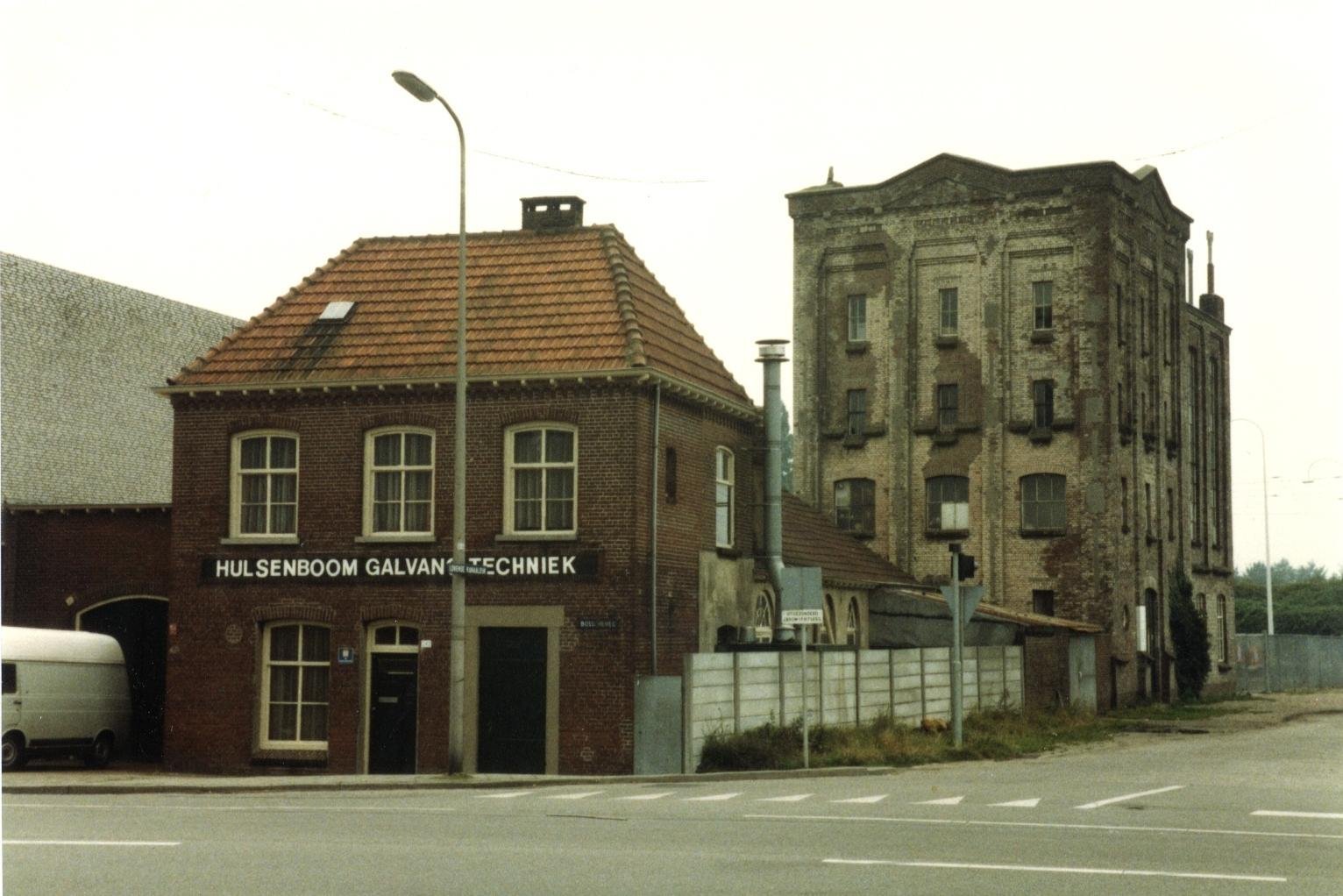 © Privécollectie Jan van Pelt | De voormalige brouwerij De Kroon aan de Tilburgse Bosscheweg. Let op het kolossale gebouw op de achtergrond is niet de brouwerij. Dit is de groentendrogerij van de heer Cornelius J.M. Poort, die eigenaar werd van het complex.