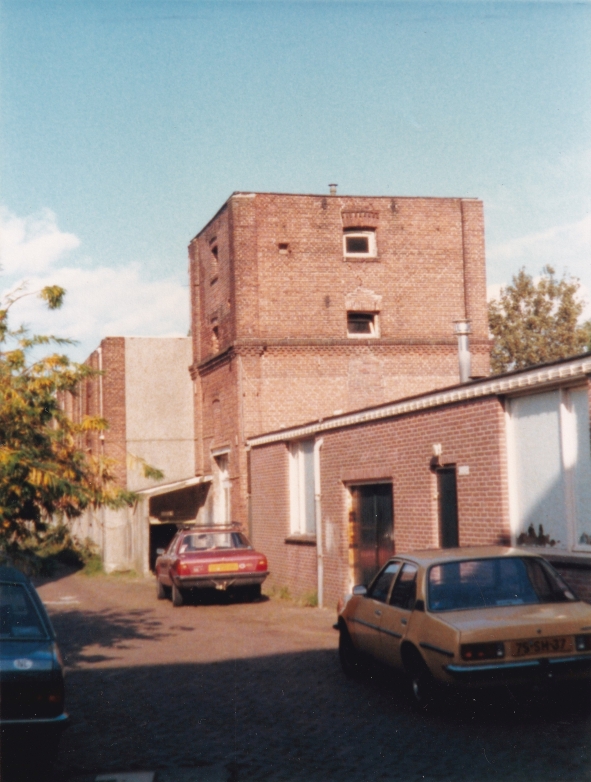 Foto 2: De voormalige brouwerij De Halve Maan, later een depot van de Bredase brouwerij de 3 Hoefijzers. Het gebouw bevond zich achter het pand Wilhelminapark 122. © Eigen beheer