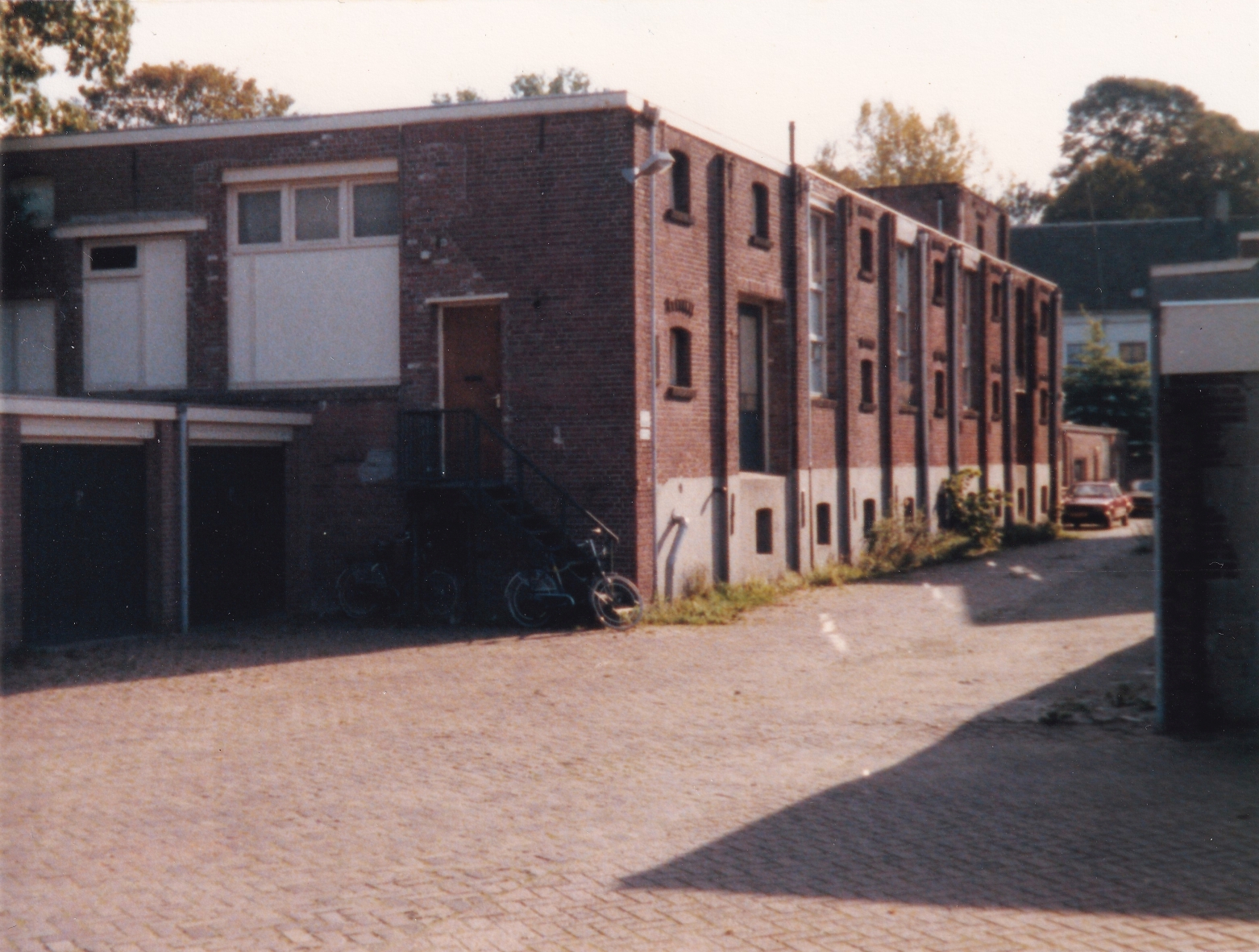 Foto 3: De voormalige brouwerij De Halve Maan, later een depot van de Bredase brouwerij de 3 Hoefijzers. Het gebouw bevond zich achter het pand Wilhelminapark 122. © Eigen beheer